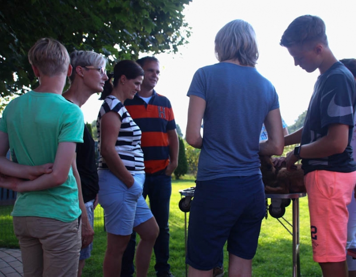 Irish Terrier Welpenbesuchtstag vom Haseland-Interessierte irish Terrier Welpenkäufer beim Trimming